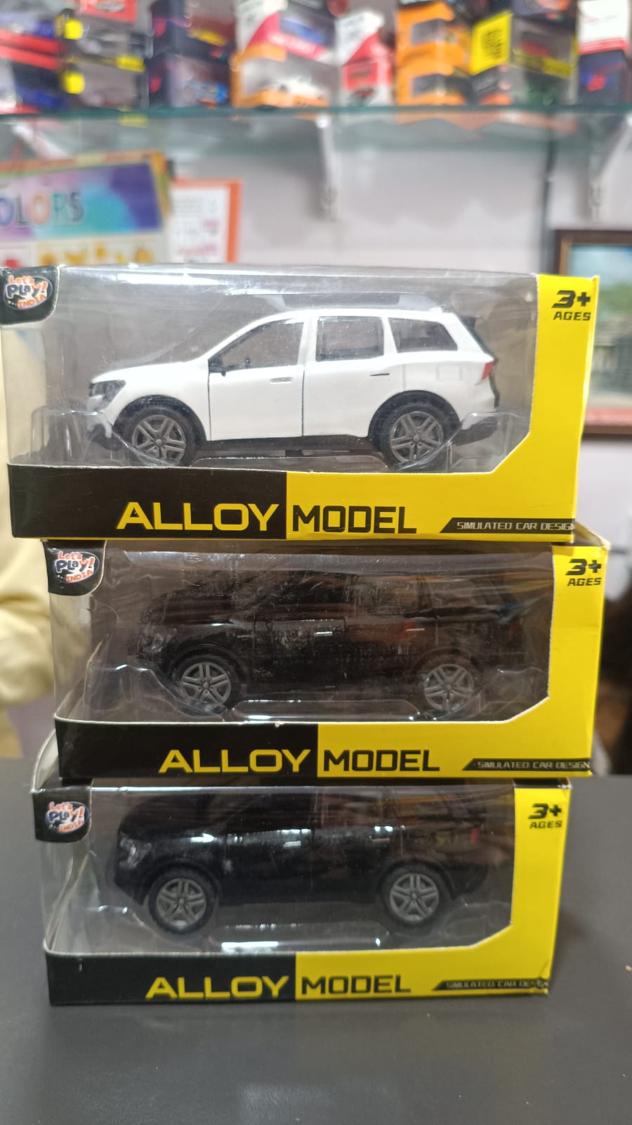 3150822 Mahindra XUV 700 1.36 Scale Die Cast - Image 1