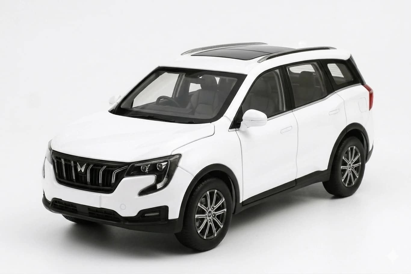 3166488 Mahindra XUV 700 1.36 Scale Die Cast - Image 1